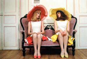 Delphine Garnier (Catherine Deneuve) ja Solange Garnier (Françoise Dorléac) elokuvassa Rochefortin tytöt
