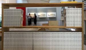 Suomen paviljonki on muutettu kirjaston lukusaliksi. Oodista on esillä kolme 3D-printtattua siivua ja alkuperäinen pienoismalli. Suomen paviljonki on muutettu kirjaston lukusaliksi. Oodista on esillä kolme 3D-printtattua siivua ja alkuperäinen pienoismalli