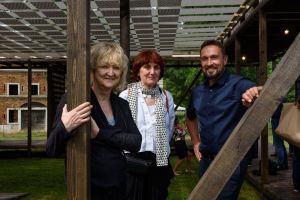 Kuraattorit Shelley McNamara ja Yvonne Farrell ja Sami Rintala. He kaikki opettavat arkkitehtuuria suunnittelemisen lisäksi. Venetsian biennaalin kuraattorit Shelley McNamara, Yvonne Farrell ja Sami Rintala