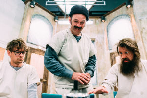 Uhkapeli on mielisairaalassa kielletty. Sääntöjä rikkomassa Billy Bibbit (Samuli Niittymäki), McMurphy (Robin Svartström) ja Martini (Tommi Eronen). Potilaat korttia pelaamassa. Kuvassa Samuli Niittymäki, Robin Svartström ja Tommi Eronen.