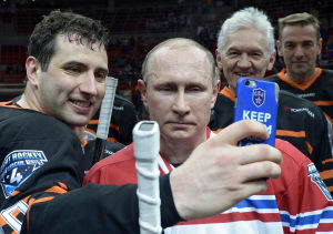 Jokereiden osaomistajat Roman Rotenberg (vas.) ja Gennadi Timtšenko ottamassa yhteiskuvaa Venäjän presidentti Vladimir Putinin kanssa. Vladimir Putin, Gennady Timchenko, Roman Rotenberg