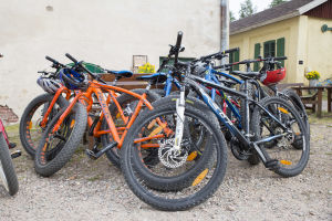 På vissa ställen längs med Kustrutten kan man hyra en cykel. Man kan sedan returnera cykeln vid följande ställe.