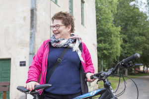 Cykelveteranen Pirkko Räsänen gjorde en flera dagar lång cykelresa för att testa Kustrutten. "En riktig upplevelse" säger hon om resan. Här är hon i Mathildedal nära Bjärnå.