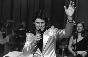 "Junttidiskon kuningas" Frederik Euroviisujen Suomen karsinnoissa 1981. Iskelmälaulaja Frederik esiintyy EUroviisujen karsinnoissa 1981.