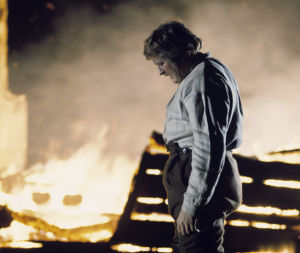 Leif Sundberg (Janne) tulipalon äärellä.