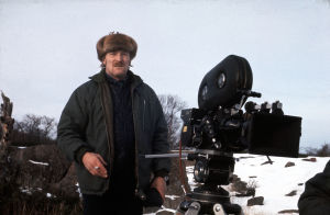 Elokuvaohjaaja Åke Lindman filmikameran takana.