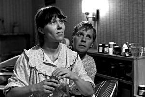 Tuija (Tuija Ernamo) ja Immu (Ilmari Saarelainen) tv-sarjassa Sisko ja sen veli (1985).