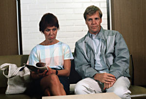 Tuija (Tuija Ernamo) ja Immu (Ilmari Saarelainen) tv-sarjassa Sisko ja sen veli (1985).