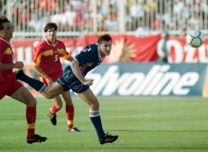 Det blev ett brons för det stjärnspäckade kroatiska landslaget som fanns kring millennieskiftet. Det kom 1998, mot Nederländerna. Davor Suker, bilden, var en av legenderna, här under en EM-kvalmatch mot Makedonien 1999. Davor Suker mot Makedonien 1999.