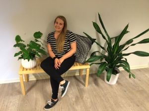 Mia Halmén jobbar som content expert på Helsinki Marketing. Enligt henne är hemestern ett växande fenomen. Mia Halmén, content expert på Helsinki marketing sitter på en bänk.
