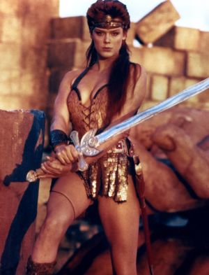Red Sonja på bioduken 1985, spelad av Brigitte Nielsen. Sammabiten kvinna med svärd
