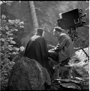 Bergman keskustelee Kuoleman kanssa <em>Seitsemäs sinetti</em> -elokuvan kuvauksissa. Ingmar Bergman keskustelee kuoleman kanssa.