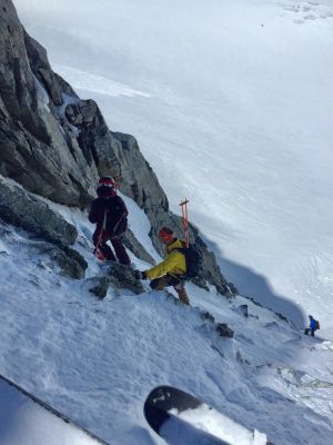Det är brant. Väldigt brant. Tre personer klättrar upp för en snöig bergsvägg. De har på sig skidor. Stavarna har de i sina ryggsäckar. Det är en brant bergsvägg.