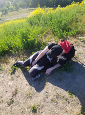 Under det kommande året har Frida bestämt sig för att jobba upp sin kondition ännu mer. En kvinna iklädd vandringskläder halvligger i en backe. Det ser ut som att hon tycker det är mycket tungt.
