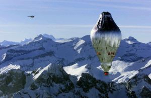 Breitling Orbiter 3 en silverfärgad heliumballong. Den första ballongen att ta sig runt jorden. Heliumballong