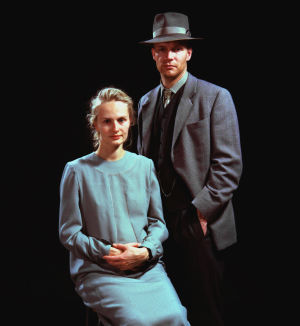 Sara Paavolainen ja Kari Heiskanen Huojuvassa talossa (1988).