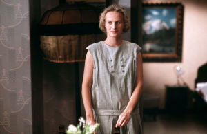 Sara Paavolainen Huojuvassa talossa (1988).
