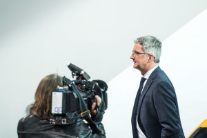 Audis vd Rupert Stadler häktades i juni i år som ett led i letandet efter bevis i utredningen kring dieselskandalen i Tyskland. Audis vd Rupert Stadler häktades i juni 2018 som ett led i letandet efter bevis i utredningen kring dieselskandalen i Tyskland.