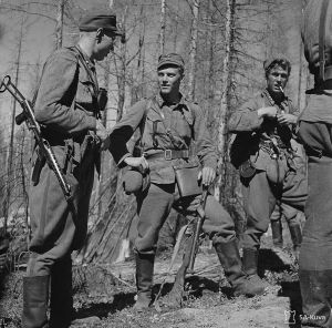 Lauri Törni ja hänen kakkosmiehensä luutnantti Holger Pitkänen lähdössä tehtävää suorittamaan vuonna 1944. Törni ja Holger Pitkänen sissiretken jälkeen.