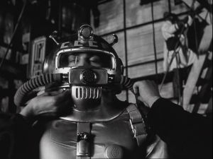Neovostoliitto valloitti Kuun jo 1938. Valitettavasti kosmonautti katosi. Kosmonautille sovitetaan kypärää elokuvassa Ensimmäinen kuunkävijä