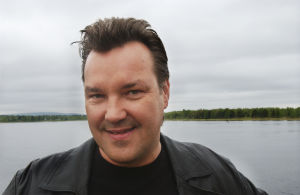 Juha Veijonen Tuulikaappimaassa (2003).