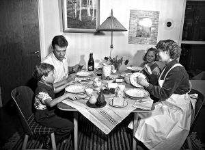 Tavaratalon kodin viikko, Osuusliike Elannon mainoskuva, perhe kotona ruokapöydän ääressä. 1954
