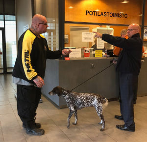 Koiraansa hoitoon tuova mies iskee Jari Lampiolle kympin kouraan ja pyytää käymään pysäköintiautomaatilla.