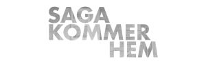 text: Saga kommer hem