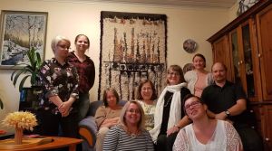 Vaikeuksista huolimatta meitä ei lannisteta, vakuuttavat Kuopion kuunteluillassa Satu, Katja, Riitta, Tiina, Maija-Leena, Katja-Liisa, Anne, Toni ja Ninni TeSi ry Pohjois-Savoon kuuluvia henkilöitä ryhmäkuvassa