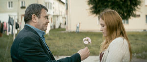 Cristian Mungiu: Valmistujaiset Romeo (Adrian Titieni) ojentaa kukkaa Elizalle (Maria-Victoria Dragus) elokuvassa Valmistujaiset