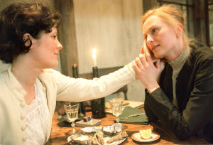Liisa Kuoppamäki (Anna Hirsch) ja Sara Paavolainen (Venny Soldan) tv-draamassa Venny (2003). 