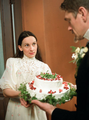 Miina Turunen (Tilly Soldan) ja Ville Virtanen (Juhani Aho)  tv-draamassa Venny (2003).