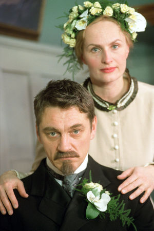 Ville Virtanen (Juhani Aho) ja Sara Paavolainen (Venny Soldan)  tv-draamassa Venny (2003).