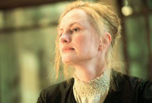 Sara Paaavolainen (Venny Soldan)  tv-draamassa Venny (2003).