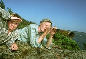 Mikael Kuosmanen (Heikki) ja Ricardo Battilana (Antti) tv-draamassa Venny (2003).