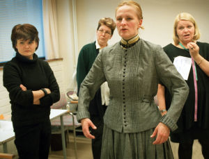 Sara Paavolaisen roolipukua arvioivat puvustaja Pirjo Valkeapää, ompelimon hoitaja Seija Aronen ja pukusuunnittelija Leila Jäntti (2002).