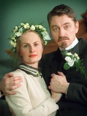 Sara Paavolainen (Venny Soldan) ja Ville Virtanen (Juhani Aho) tv-draamassa Venny (2003).