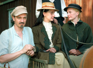 Ville Virtanen (Juhani Aho), Miina Turunen (Tilly Soldan) ja Sara Paavolainen (Venny Soldan) tv-draamassa Venny (2003).