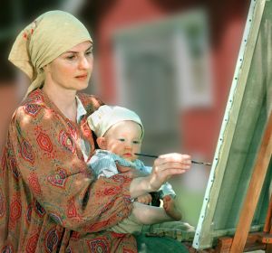 Sara Paavolainen ja Heikki-vauva (Eero Rewell) tv-draamassa Venny (2003).