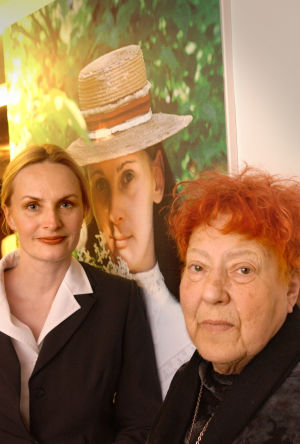 Sara Paavolainen ja Claire Aho näyttelym avajaisissa (2002).
