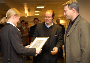Jussi Brofeldt ja Jaakko Rewell ojentavat Sara Paavolaiselle Venny Soldanin teoksen (2002).