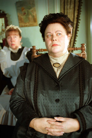Tuula Nyman (Minna Canth) ja sisäkkö (Henna Hakkarainen) tv-draamassa Venny (2003).