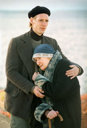 Pekka Strang (Heikki Aho) ja Ritva Ahonen (Venny Soldan) tv-draamassa Venny (2003).