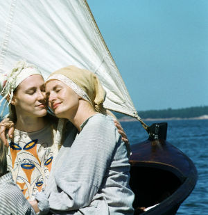 Sara Paavolainen (Venny Soldan) ja Minna Puolanto (Maggi Gripenberg) tv-draamassa Venny (2003).
