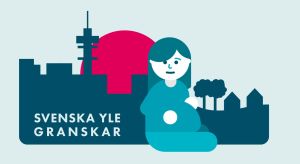 En gravid kvinna sitter framför ett landskap.