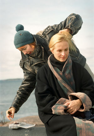 Maskeeraaja Jaana Mertama ja Sara Paavolainen (Venny Soldan). 