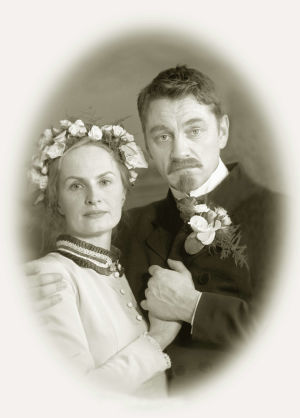 Hääkuva. Sara Paaavolainen (Venny Soldan) ja Ville Virtanen (Juhani Aho)  tv-draamassa Venny (2003).