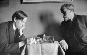 Heikki ja Juhani Aho pelaavat shakkia (1920).