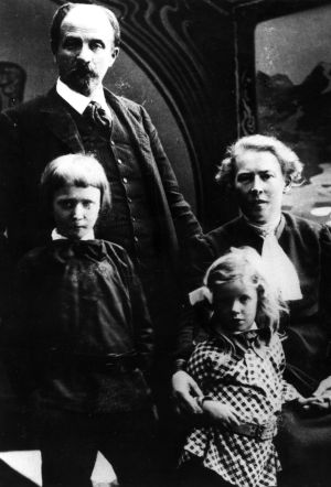 Juhani Aho, Venny Soldan-Brofeldt, Heikki ja Antti Aho vuonna 1903.