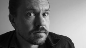 Filosofi Jussi Backman tutkii Jyväskylän yliopistossa muun muassa mannermaista filosofiaa ja käsitehistoriaa. Filosofi Jussi Backman katsoo kameraan.